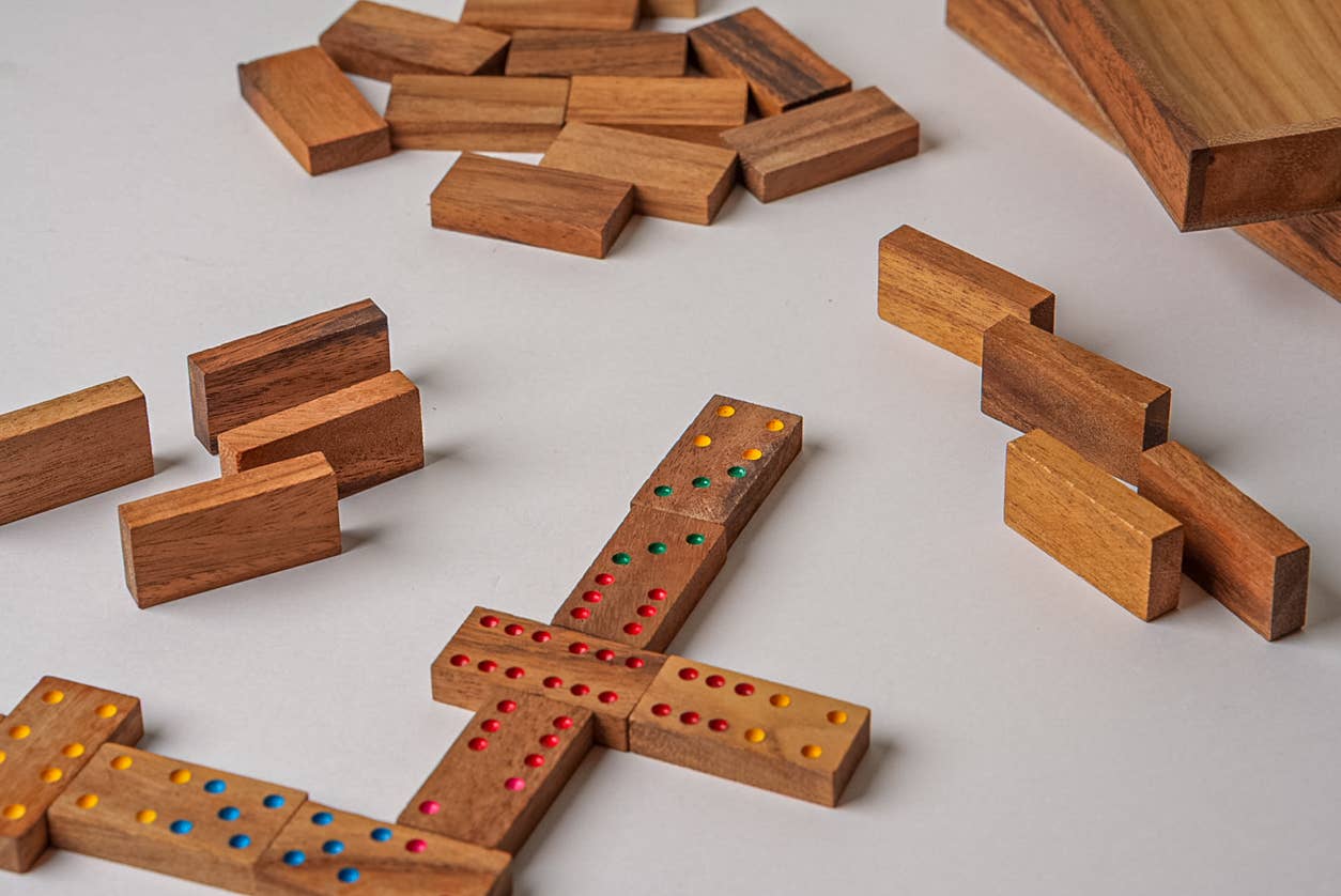 Dominoes - Classic Mangowood Game Set - Image 7