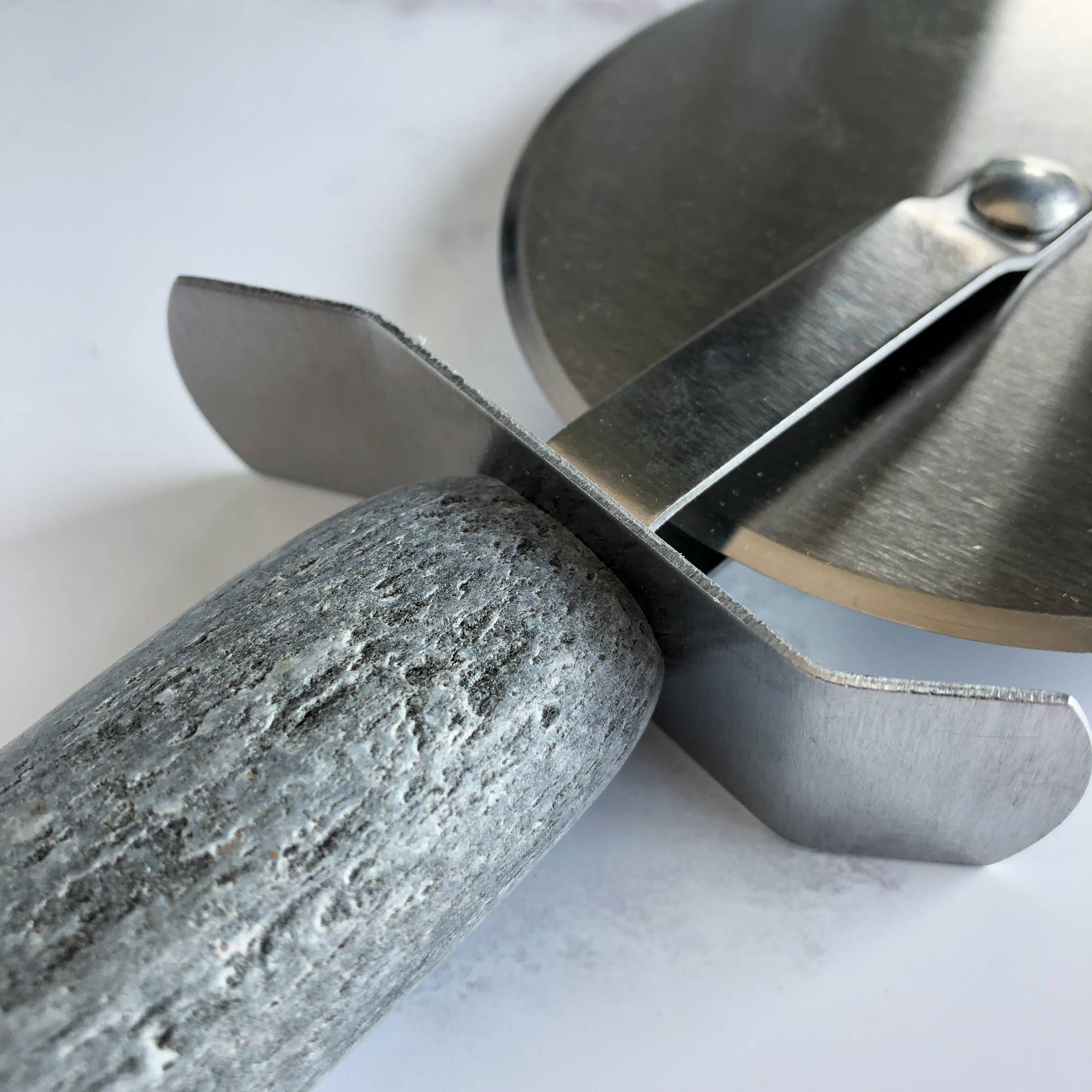Efficient Stone Handled Pizza Wheel - Image 6