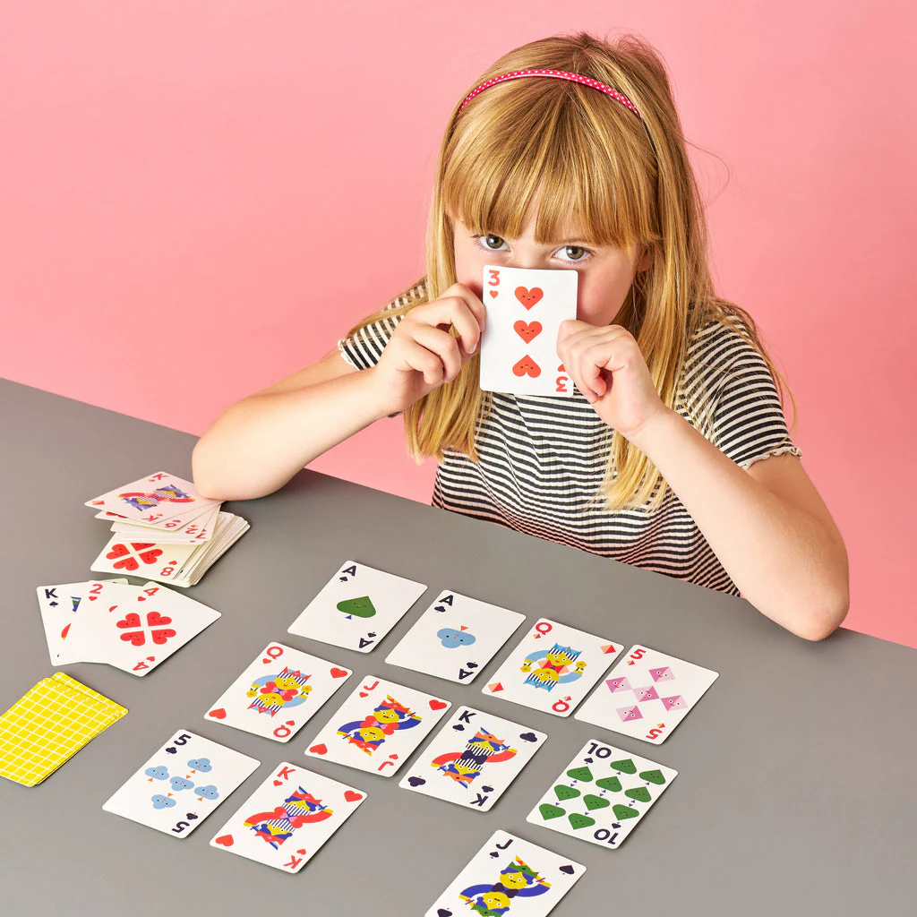 Kids playing cards - Image 3